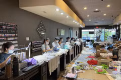 Tiệm Zen Nails ở Brentwood, Tennessee, đã trở thành một xưởng nhỏ sản xuất khẩu trang và áo bảo hộ cho các bệnh viện tại địa phương. (Ảnh: Trang Nguyen)