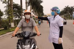 Lực lượng chức năng kiểm tra thân nhiệt cho người tham gia giao thông tại Bắc Ninh. (Ảnh: Thanh Thương/TTXVN)
