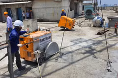 Máy cắt bê tông dây kim cương thực hiện cắt sàn tầng 18 tòa nhà 8B Lê Trực. (Ảnh: Mạnh Khánh/TTXVN)