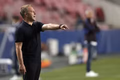 Flick cần thay đổi khi đối đầu PSG. (Nguồn: NewsBeeze)