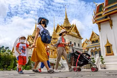 Du khách thăm quan Hoàng Cung ở Bangkok, Thái Lan, ngày 7/6. (Ảnh: AFP/TTXVN)
