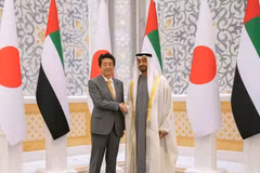 Thủ tướng Nhật Bản Shinzo Abe (trái) và Hoàng Thái tử UAE Mohamed bin Zayed Al Nahyan tại cuộc gặp ở Abu Dhabi ngày 13/1. (Ảnh: AFP/TTXVN)	
