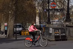 Người dân đeo khẩu trang phòng lây nhiễm COVID-19 tại London, Anh. (Ảnh: THX/TTXVN)