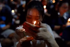 Tưởng niệm các nạn nhân xấu số trong vụ xả súng kinh hoàng tại Thái Lan, (Nguồn: Reuters)