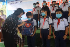 Phó Chủ tịch Nước Đặng Thị Ngọc Thịnh trao quà và học bổng cho học sinh có hoàn cảnh đặc biệt khó khăn xã Hậu Mỹ Bắc B. (Ảnh: Minh Trí/TTXVN)