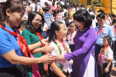 Phó Chủ tịch nước Đặng Thị Ngọc Thịnh với Đại biểu cháu ngoan Bác Hồ tỉnh Nghệ An. (Ảnh: Doãn Tấn/TTXVN)