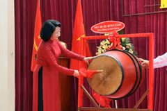 Phó Chủ tịch nước Đặng Thị Ngọc Thịnh đánh trống khai giảng năm học mới tại Trường Trung học Phổ thông Lê Quý Đôn. (Ảnh: Thu Hoài/TTXVN)