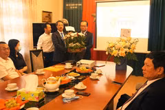 Đại sứ Thái Xuân Dũng (phải) tặng hoa chúc mừng cơ quan thường trú TTXVN tại Praha. (Ảnh: Bích Ngọc/Vietnam+)