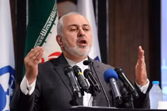 Ngoại trưởng Iran Mohammad Javad Zarif phát biểu tại một hội nghị ở Tehran. (Ảnh: AFP/TTXVN)