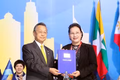 Chủ tịch Quốc hội Nguyễn Thị Kim Ngân tiếp nhận chức Chủ tịch AIPA-41 từ Chủ tịch Hạ viện Thái Lan, Chủ tịch AIPA-40 Chuan Leekpai, tại phiên bế mạc AIPA-40, sáng 29/8/2019. (Ảnh: Trọng Đức/TTXVN)