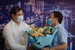 Chủ tịch UBND thành phố Đà Nẵng Huỳnh Đức Thơ tặng hoa cám ơn Đoàn y bác sĩ Hải Phòng. (Ảnh: Văn Dũng/TTXVN)
