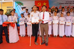 Em Lê Hiếu Hiển đạt danh hiệu học sinh giỏi năm học 2019-2020. (Ảnh: Đinh Hương/TTXVN)