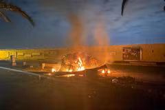 Xe ôtô bốc cháy sau vụ không kích do Mỹ tiến hành tại sân bay quốc tế thủ đô Baghdad, Iraq, ngày 3/1. (Ảnh: AFP/TTXVN)