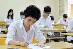 Học sinh ngồi không đúng tư thế dễ bị cong vẹo cột sống. (Ảnh minh họa: TTXVN)