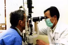 Khám, phân loại để phẫu thuật về mắt cho bệnh nhân.(Ảnh: Hữu Oai/TTXVN)