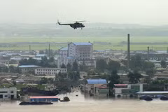 Mưa lũ làm thành phố Sinuiju của Triều Tiên bị nhấn chìm trong biển nước. (Nguồn: Reuters)