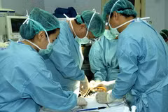Các bác sỹ Bệnh viện Trung ương Quân đội 108 tiến hành một ca phẫu thuật. (Ảnh: TTXVN)