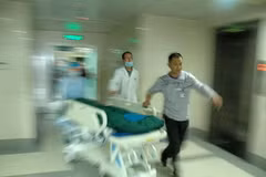 Nhân viên y tế Trung Quốc đưa trẻ bị thương tới bệnh viện. (Ảnh: Xinhua)
