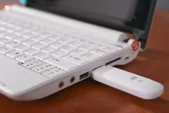 Với thiết bị Dcom 3G, chi phí truy cập Internet khá rẻ.