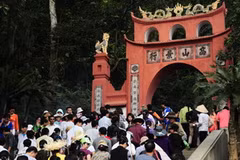 Khách hành hương lên Đền Hùng dâng hương giỗ Tổ. (Ảnh: Thùy Giang/Vietnam+)