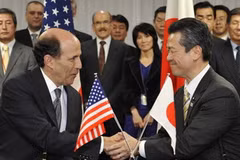 Ông Sumio Mabuchi (phải) và Đại sứ Mỹ tại Nhật Bản John Roos trong buổi ký kết hiệp định. (Nguồn: Getty Images)