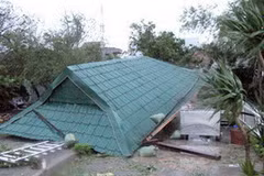 Một nhà dân ở dọc bờ kè thành phố Tuy Hòa, Phú Yên bị sập. (Ảnh: Thế Lập-Ly Kha/TTXVN) 