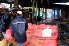 Người dân tại Phú Yên dùng bao cát gia cố, chống nhà cửa để phòng bão lũ. (Ảnh: Ly Kha/TTXVN) 