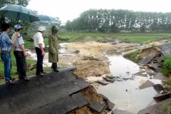 uyến kênh N6 hồ chứa nước Liệt Sơn, huyện Đức Phổ, Quảng Ngãi bị lũ phá hỏng. (Ảnh: Phước Ngọc/TTXVN)
