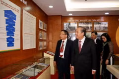 Phó Thủ tướng Thường trực Trương Hòa Bình thăm phòng truyền thống của Học viện Nông nghiệp Việt Nam. (Ảnh: Dương Giang/TTXVN)