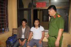 Lớp dầu dày bên bờ suối Khại. Ảnh được chụp trưa 14/10, ngay sau thông tin về việc thu dọn cơ bản sự cố được công bố tại Bộ Tài nguyên và Môi trường. (Ảnh: Sơn Bách/Vietnam+)