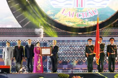 Ông Trần Quốc Vượng, Ủy viên Bộ Chính trị, Thường trưc Ban Bí thư trao Huân chương Độc lập hạng Nhất (lần thứ hai) cho Đảng bộ, nhân dân tỉnh Lai Châu. (Ảnh: Quý Trung/TTXVN)