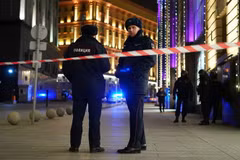 Cảnh sát Nga phong tỏa hiện trường vụ xả súng gần trụ sở Cơ quan An ninh Liên bang Nga ở Moskva ngày 19/12/2019. (Ảnh: AFP/TTXVN)