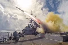 Tên lửa Harpoon được phóng từ tàu khu trục USS Fitzgerald của Mỹ trong cuộc tập trận bắn đạn thật trên biển gần Guam. (Nguồn: AFP/TTXVN)
