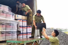 Một vụ vận chuyển rượu ngoại nhập lậu bị bắt giữ. (Nguồn: TTXVN)