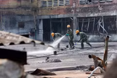 Lực lượng Binh chủng Hoá học phun hóa chất tẩy độc mặt nền nhà xưởng của Công ty Rạng Đông, ngày 5/10. Ảnh: Dương Giang - TTXVN