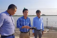 Cán bộ Công ty cổ phần cấp nước Hải Phòng kiểm tra chất lượng nước tại Nhà máy nước Hưng Đạo. (Ảnh: Minh Thu/TTXVN)