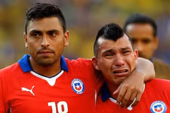 Lệ rơi trên khuôn mặt các cầu thủ của cả Chile lẫn Brazil