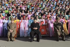 Phụ nữ khóc nức nở khi được chụp ảnh chung với ông Kim Jong Un