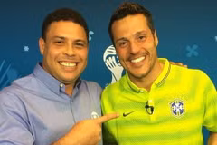 Huyền thoại Ronaldo "béo" chúc mừng "tình địch" Cesar