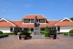 Tượng đài Nguyễn Du ở xã Tiên Điền, huyện Nghi Xuân, Hà Tĩnh. (Nguồn: hatinh.gov.vn)