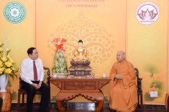 Ông Trần Thanh Mẫn, Bí thư Trung ương, Chủ tịch Trung ương Mặt trận Tổ quốc Việt Nam thăm, chúc Tết Hòa thượng Thích Thiện Nhơn, Chủ tịch Hội đồng Trị sự Giáo hội Phật giáo Việt Nam. (Ảnh: TTXVN phát)