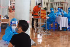 Điểm tiêm được bố trí tại trường mầm non Búp Sen Hồng ( phường 8, thành phố Cà Mau) do lực lượng y tế thuộc Phòng khám đa khoa Thanh Vũ Medic Cà Mau đảm nhận đạt được tiến độ cao. (Ảnh: Huỳnh Anh/TTXVN)