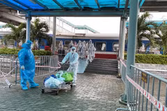Các công dân xuống tàu sau khi thực hiện lấy mẫu xét nghiệm. (Ảnh: Đức Phương/TTXVN)