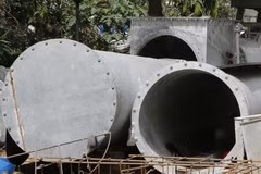 Siêu máy bơm đang được Tập đoàn Quang Trung lắp đặt tại những khu vực chống ngập dọc sông Sài Gòn. (Ảnh: Hoàng Hải/TTXVN)