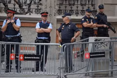 Cảnh sát Tây Ban Nha gác tại Barcelona, ngăn chặn cuộc trưng cầu ý dân bất hợp pháp tại Catalonia. (Nguồn: AFP/TTXVN)
