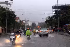Tuyến phố Lý Thường Kiệt-Hoàng Hoa Thám ở vị trí tương đối cao nhưng cũng bị ngập lụt. (Ảnh: Quốc Việt/TTXVN)