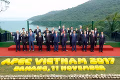 Chủ tịch nước Trần Đại Quang và các Trưởng đoàn các nền kinh tế thành viên APEC chụp ảnh chung. (Ảnh: TTXVN)