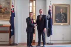Đại sứ Ngô Hướng Nam đến chào xã giao Chủ tịch Hạ viện Australia Tony Smith. (Ảnh do Đại sứ quán cung cấp)