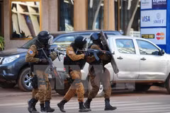 Lực lượng đặc nhiệm Burkina Faso rà soát quanh khu vực bị tấn công khủng bố. (Nguồn: AFP/TTXVN)