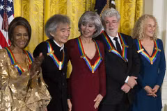 Từ trái qua lần lượt là diễn viên Cicely Tyson, nhạc trưởng Seiji Ozawa, ca sỹ Rita Moreno, nhà làm phim George Lucas và ​ca sỹ kiêm nhạc sỹ Carole King. (Ảnh: Getty Images)